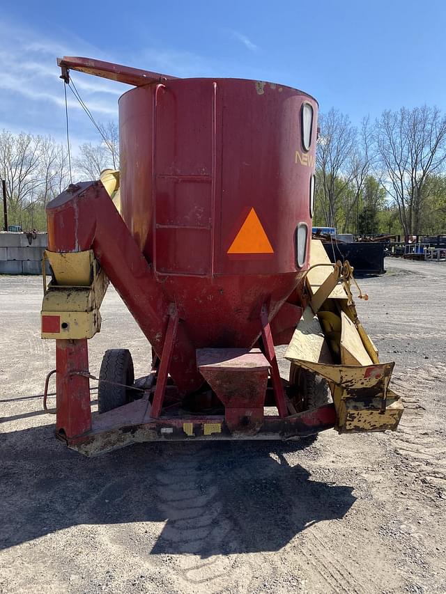 Image of New Holland 352 equipment image 3
