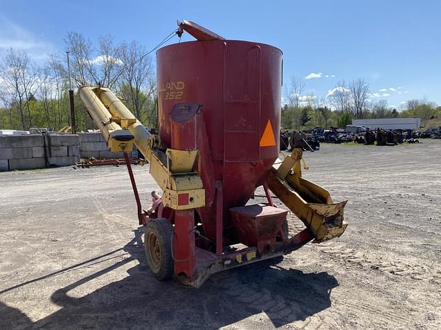 Image of New Holland 352 equipment image 2