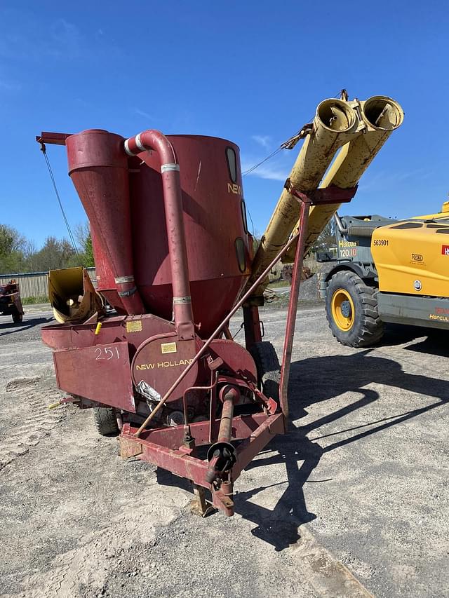 Image of New Holland 352 equipment image 4