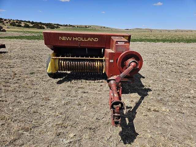 Image of New Holland 276 equipment image 2