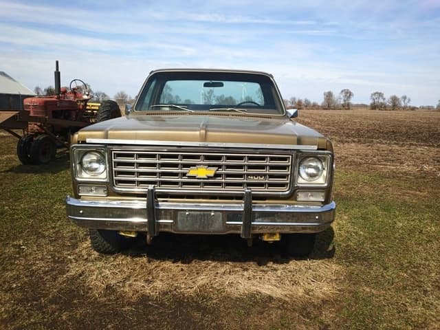 Image of Chevrolet Silverado K20 equipment image 1