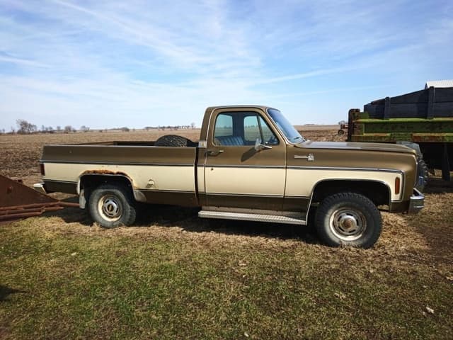 Image of Chevrolet Silverado K20 equipment image 3