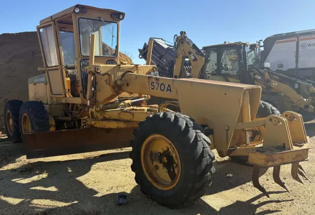 Image of John Deere 570A equipment image 4