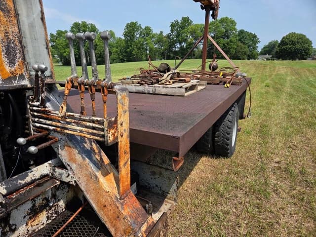 Image of Ford 7000 equipment image 3