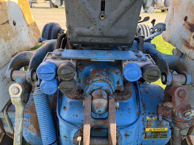 Image of Ford 7600 equipment image 4