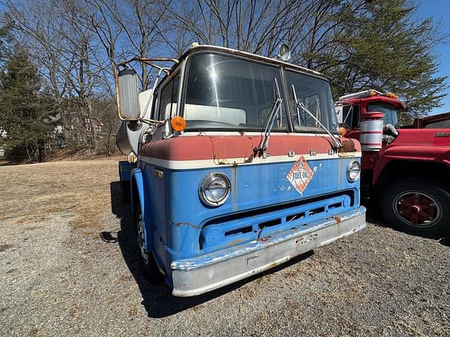 Image of Ford 8000 equipment image 2