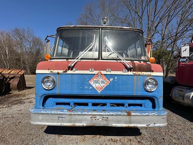 Image of Ford 8000 equipment image 3