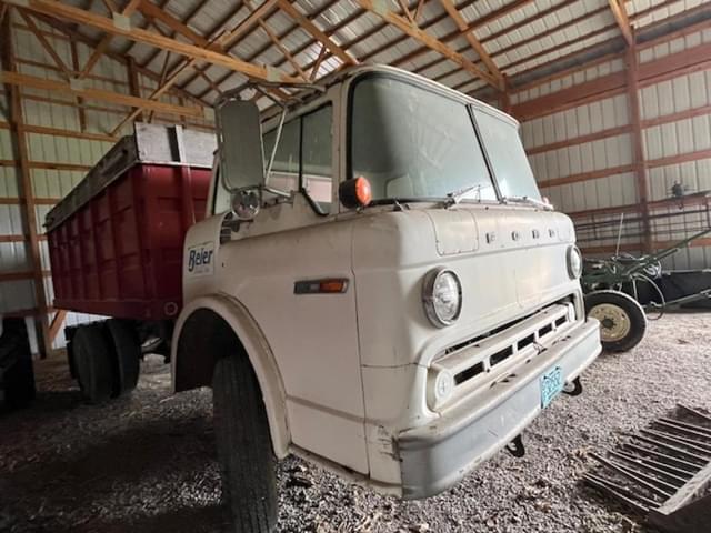 Image of Ford F-8000 equipment image 2