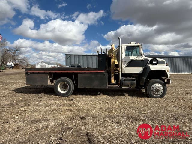 Image of Ford LN8000 equipment image 2