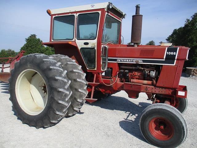 Image of International Harvester 1066 equipment image 1