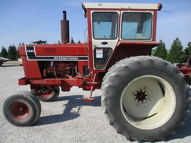 Image of International Harvester 1066 equipment image 2