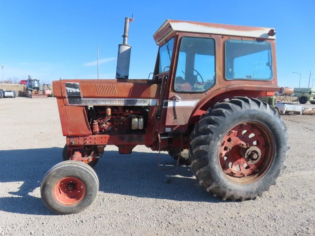 1976 International Harvester 1066 Equipment Image0