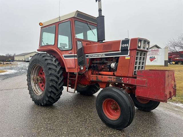 Image of International Harvester 1066 equipment image 1