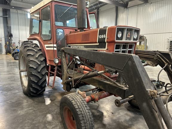 Image of International Harvester 1066 equipment image 3