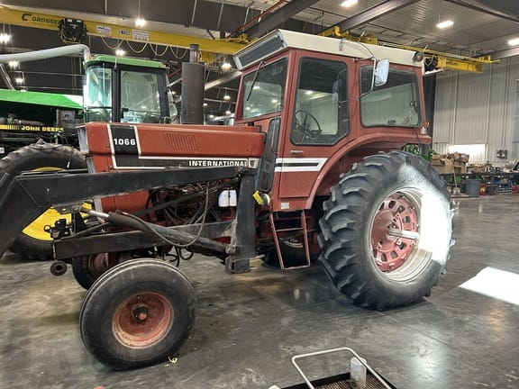 1976 International Harvester 1066 Equipment Image0