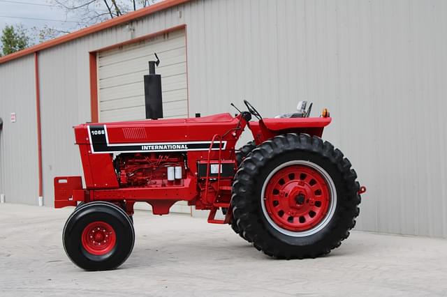 Image of International Harvester 1066 equipment image 2