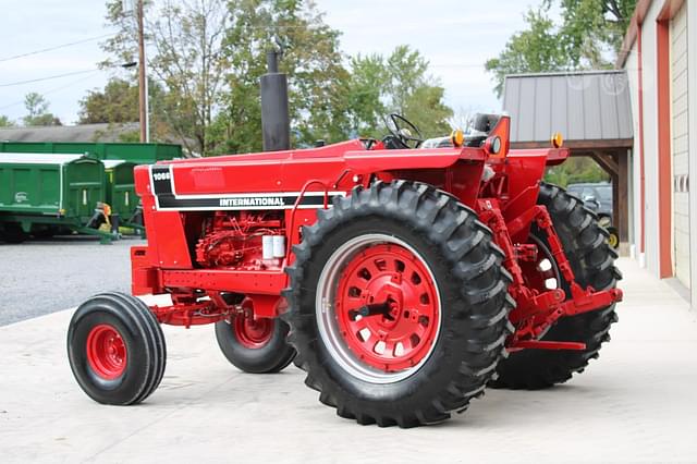 Image of International Harvester 1066 equipment image 4