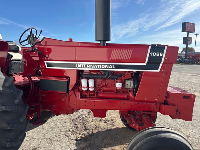 Image of International Harvester 1066 equipment image 4