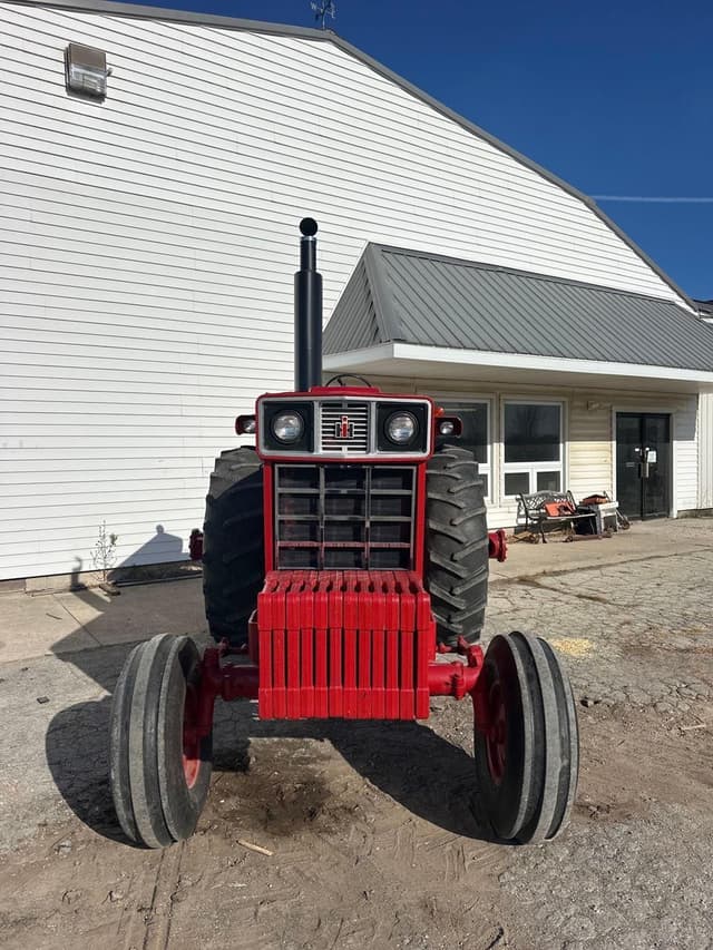 Image of International Harvester 1066 equipment image 2