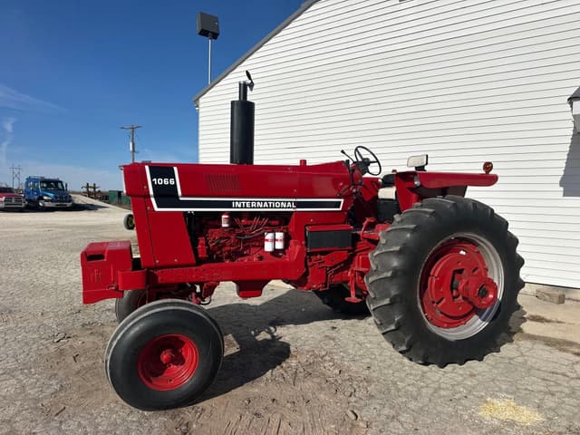 Image of International Harvester 1066 equipment image 1
