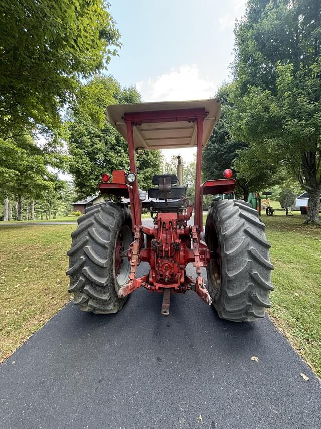 Image of International Harvester 1066 equipment image 2