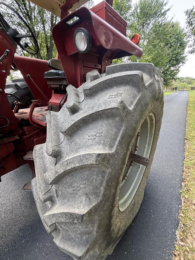 Image of International Harvester 1066 equipment image 4