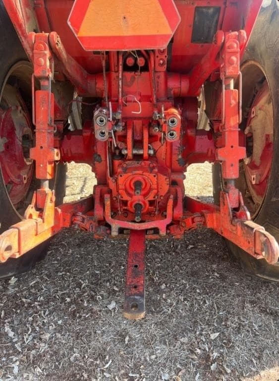 Image of International Harvester 1066 equipment image 2