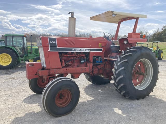 Image of International Harvester 1066 equipment image 1