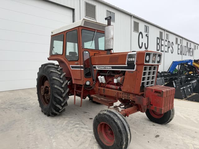 Image of International Harvester 1066 equipment image 2