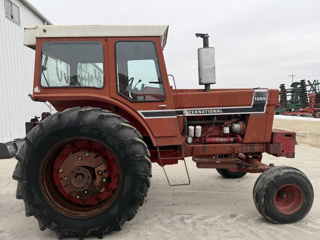 Image of International Harvester 1066 equipment image 3