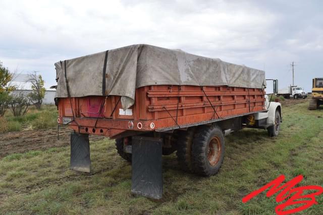 Image of International Loadstar 1600 equipment image 4