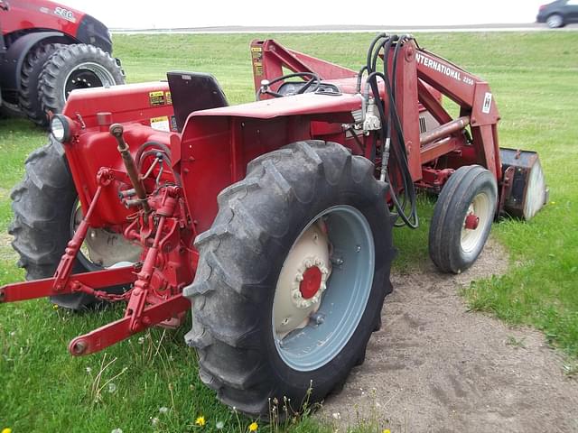 Image of International Harvester 574 equipment image 4