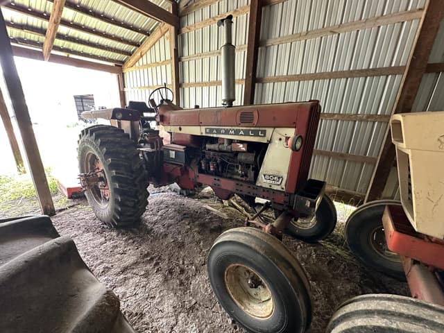 Image of Farmall 806 equipment image 1