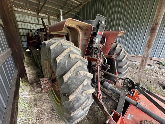 Image of Farmall 806 equipment image 4