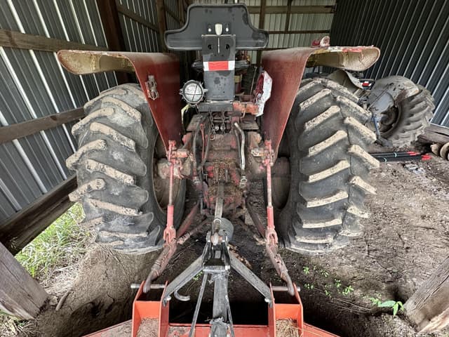 Image of Farmall 806 equipment image 3