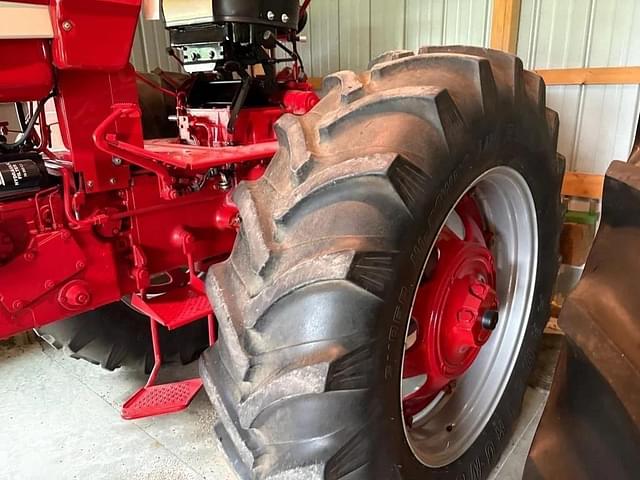 Image of International Harvester Hydro 70 equipment image 4