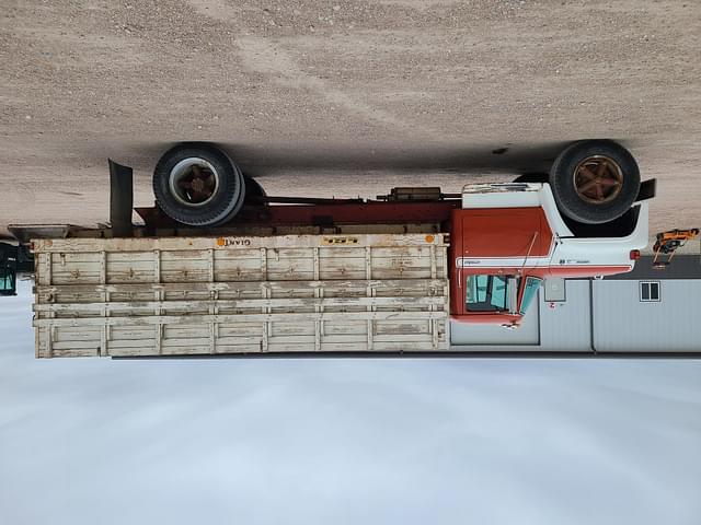 Image of International Loadstar 1600 equipment image 4