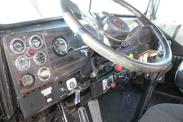 Thumbnail image Kenworth W900A 26