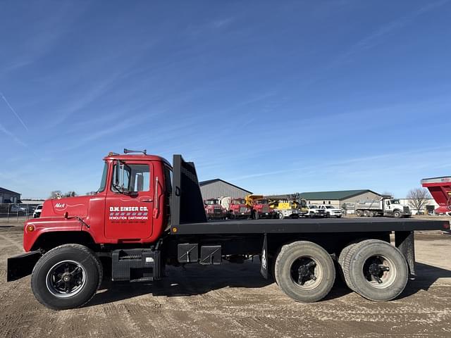 Image of Mack DM600 equipment image 1