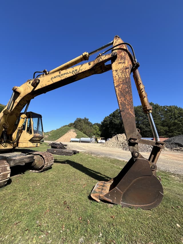 Image of Caterpillar 235 equipment image 2