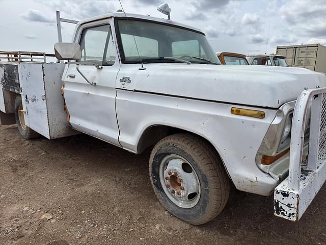 Image of Ford F-350 equipment image 4