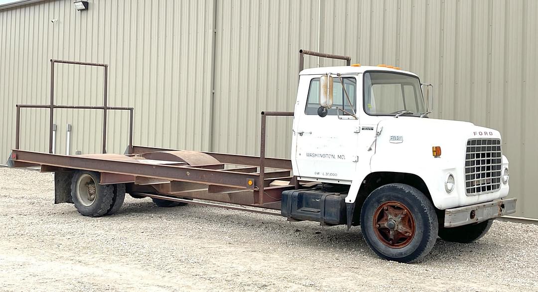 Image of Ford F-700 Primary image
