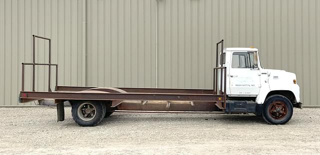Image of Ford F-700 equipment image 2