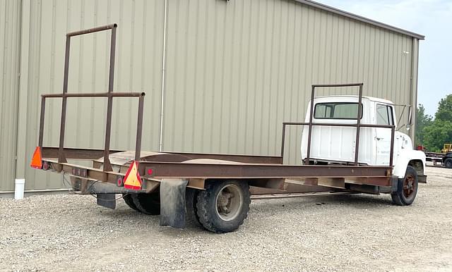 Image of Ford F-700 equipment image 4