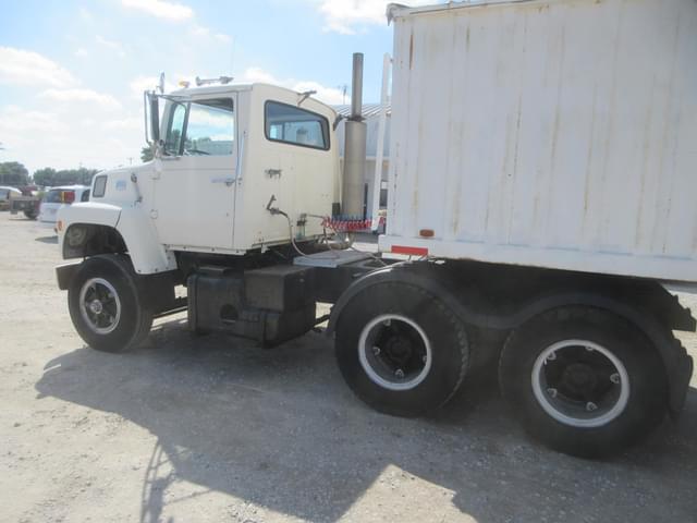 Image of Ford L9000 equipment image 3