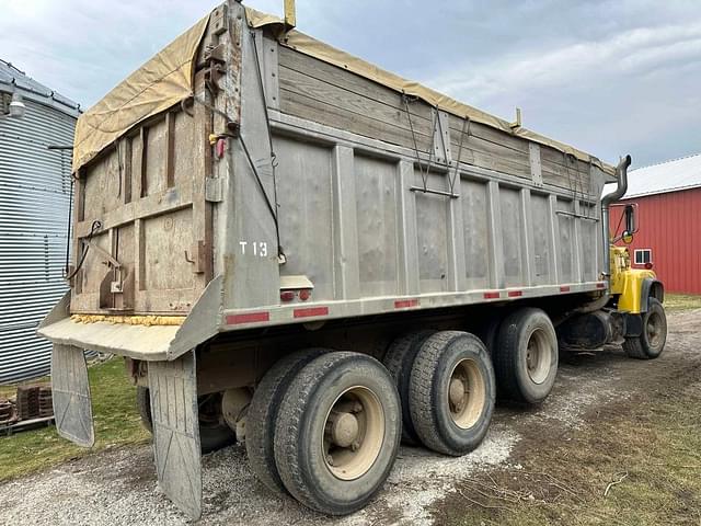 Image of Ford L9000 equipment image 3