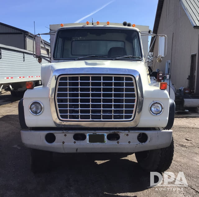 Image of Ford F-8000 equipment image 2