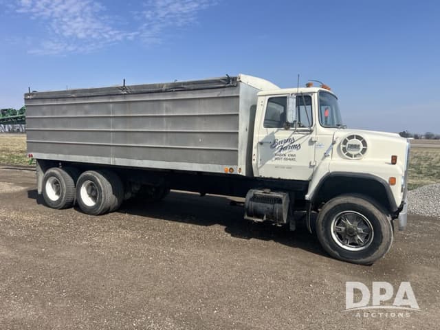 Image of Ford F-8000 equipment image 1