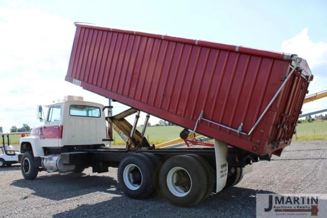 Image of Ford F-9000 equipment image 3