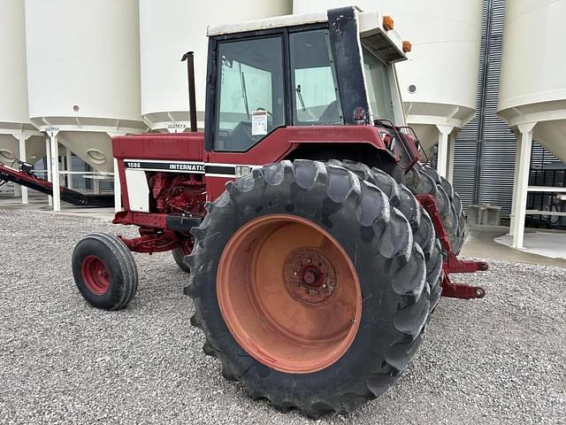 Image of International Harvester 1086 equipment image 4
